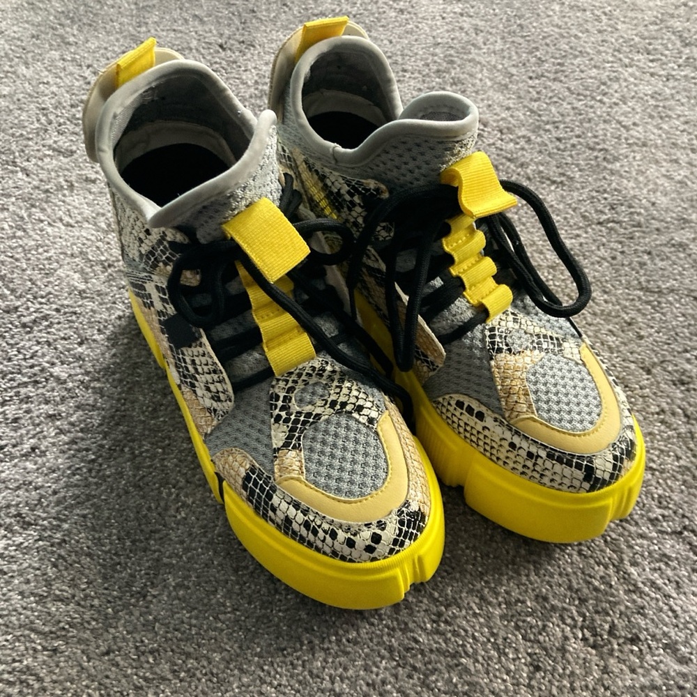 Stylish platform Sneakers with Yellow Accents
